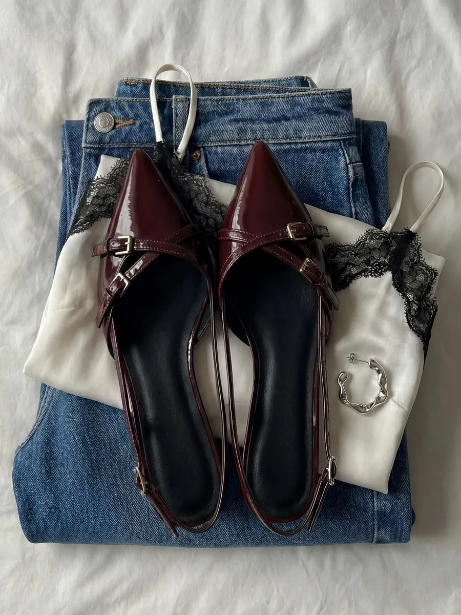 Туфли на низком каблуке с пряжками