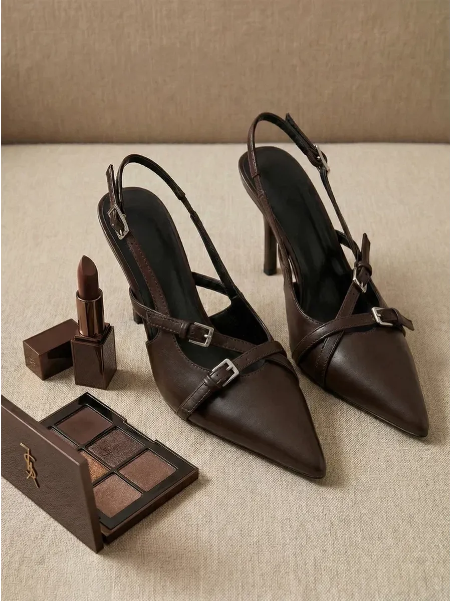 Туфли на низком каблуке с пряжками